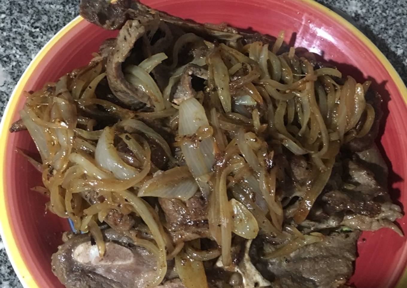 Chuletas encebolladas