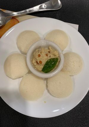 ઈડલી (Idli Recipe In Gujarati) રેસીપી મુખ્ય ફોટો