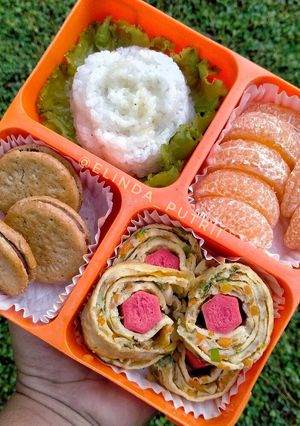 Foto resep Bekal anak sekolah (nasi +telur gulung isi sosis +snack+jeruk)