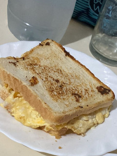 Una foto de Sándwich de tortilla, queso y mayonesa