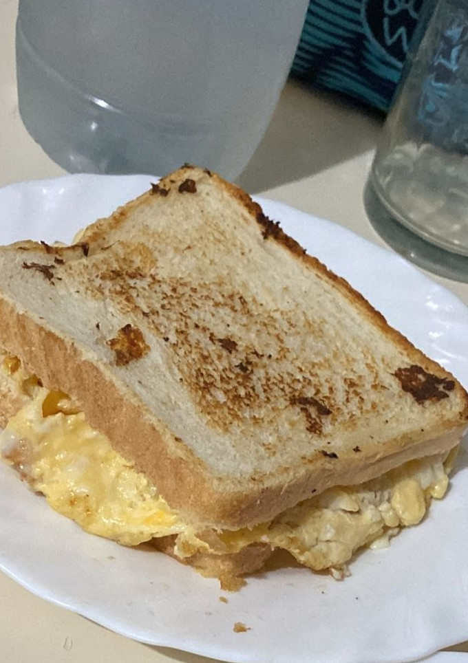 Una foto de Sándwich de tortilla, queso y mayonesa