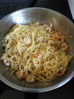 Una foto de Espaguetis con gambas