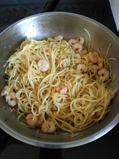 Una foto de Espaguetis con gambas
