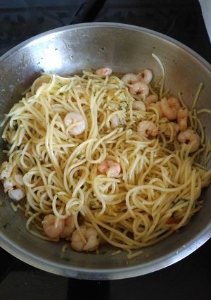 Una foto de Espaguetis con gambas