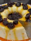 Pudim de coco com calda de ameixa