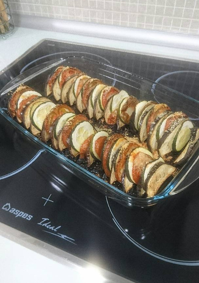 Una foto de Berenjena, calabacín y tomate con parmesano al horno