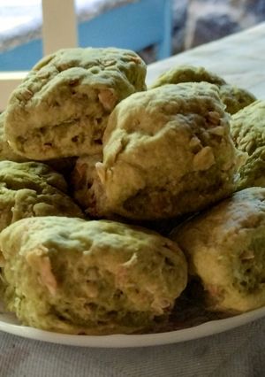 Una foto de Scones verdes de cebolla y rúcula silvestre