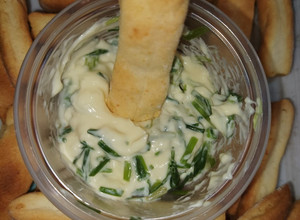 Una foto de Palitos de queso con mayonesa de ciboulette