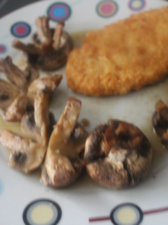 Una foto de Champiñones al horno con pollo congelado