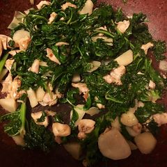 Kale and spinach stir fry with chicken - cook 20min keto A picture of Kale and spinach stir fry with chicken - cook 20min keto.