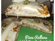Una foto de pizza de cebolla y mozzarella