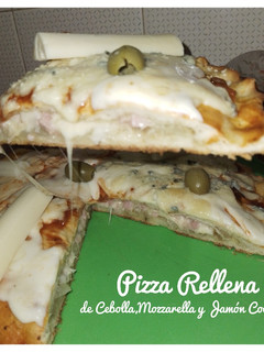 Una foto de Pizza rellena fácil 🍕🍻 Cebolla, jamón Cocido y Mozzarella