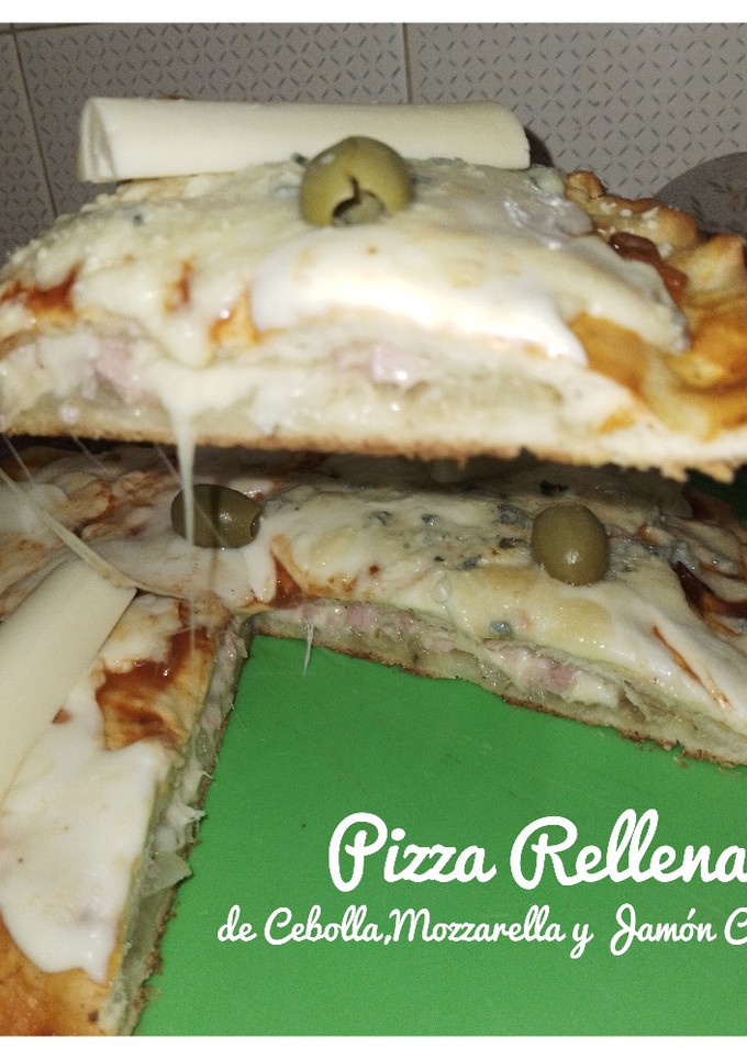 Una foto de Pizza rellena fácil 🍕🍻 Cebolla, jamón Cocido y Mozzarella