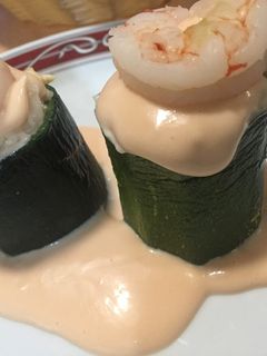 Una foto de Calabacines rellenos, con salsa cocktail