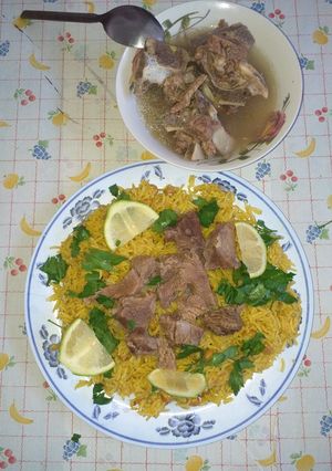 صورة لوصفة ارز اصفر مع شوربة لحمة