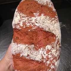 Una foto de Pan de remolacha vegano