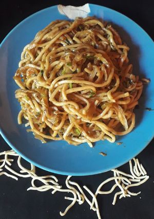 चायनीज नूडल्स (chinese noodles recipe in marathi) रेसिपी चे मुख्य फोटो 