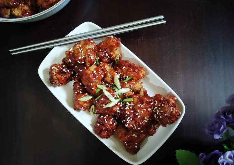 Korean fried chicken (Dak gang jeong)