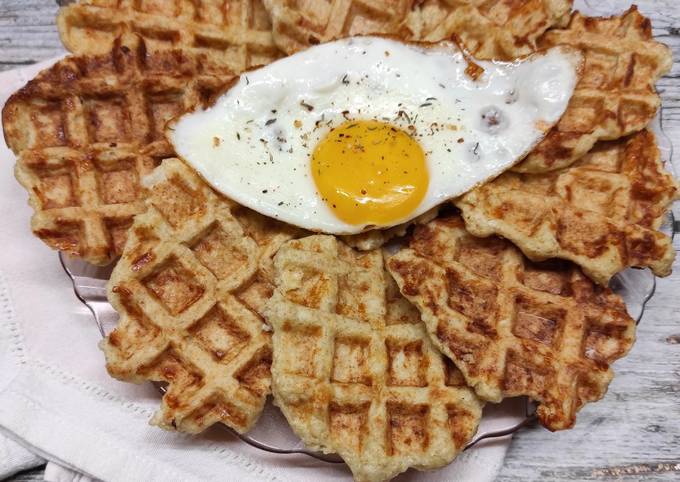 Вафли из цветной капусты с жареным яйцом