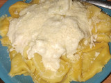 Pasta rellena de setas a la nata