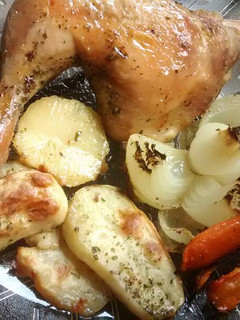 Una foto de Pollo al horno con vegetales