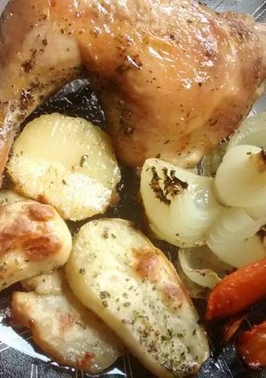 Una foto de Pollo al horno con vegetales