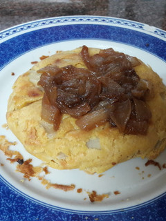 Una foto de 🇪🇸 Tortilla "española" con cebolla caramelizada vegana al horno