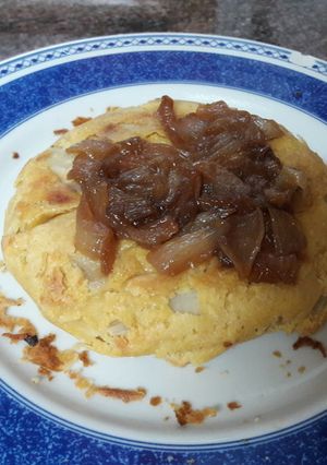 Una foto de 🇪🇸 Tortilla "española" con cebolla caramelizada vegana al horno
