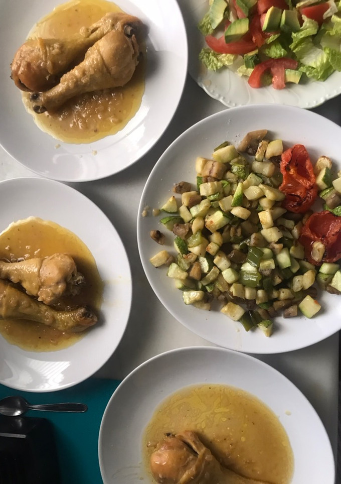 Una foto de Pollo a la cerveza (en olla rápida) con verduritas (en airFryer)