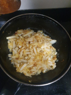 Una foto de Guarnición caramelizada de patata, manzana y cebolla
