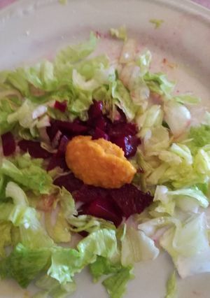 Foto di Insalatina di scarola con rapa rossa e crema di peperoni