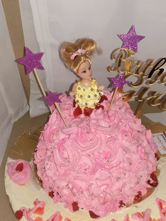 स्ट्रॉबेरी फ्लेवर डॉल केक ( Strawberry flavour doll cake recipe रेसिपी मुख्य फोटो