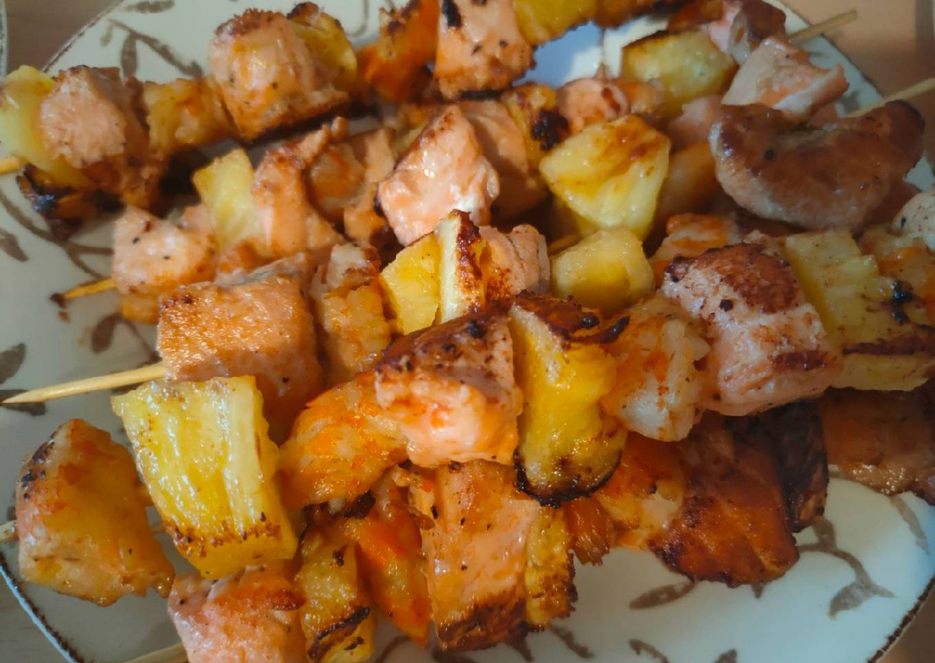 Brochetas de salmón y langostinos