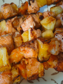 Una foto de Brochetas de salmón y langostinos