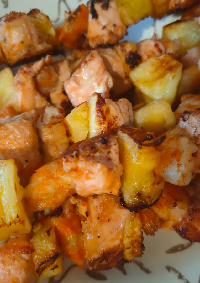 Una foto de Brochetas de salmón y langostinos