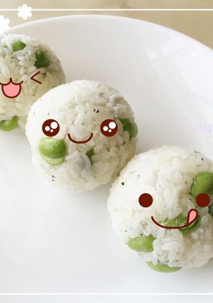 รูปของ ข้าวปั้นน้ำมันใส่ปลาชิราสึกับถั่วแระและชีส しらす枝豆チーズのオイルおにぎり