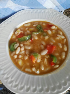 Una foto de Alubias blancas con salsa chile chipotle