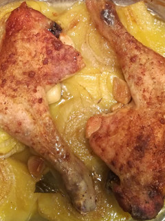 Una foto de Pollo con patatas al horno