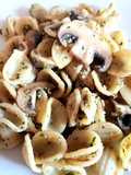 Orecchiette con hongo portobello y pesto