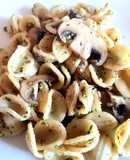 Orecchiette con hongo portobello y pesto