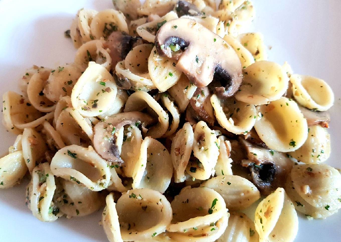 Orecchiette con hongo portobello y pesto