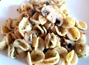 Una foto de Orecchiette con hongo portobello y pesto