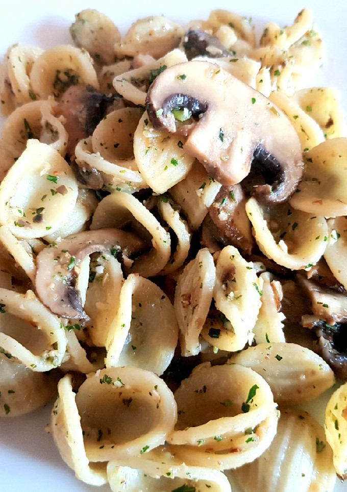 Una foto de Orecchiette con hongo portobello y pesto