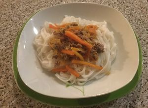Una foto de Noodles de arroz con verduras y carne