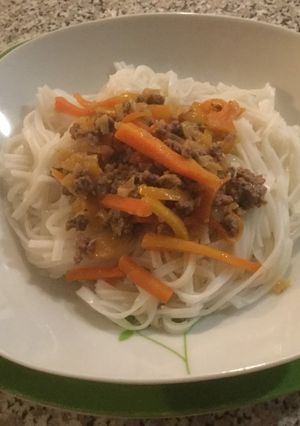 Una foto de Noodles de arroz con verduras y carne