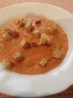 Una foto de Crema caliente de tomate y alubias blancas al horno