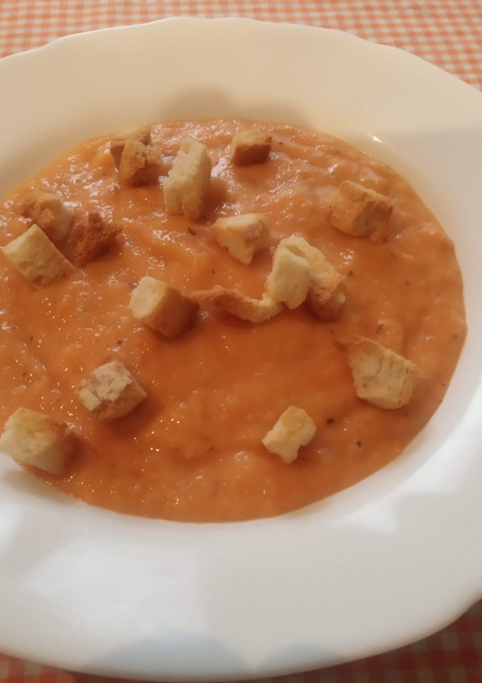 Una foto de Crema caliente de tomate y alubias blancas al horno