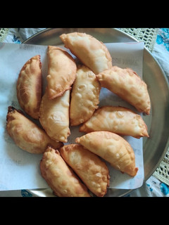 गुजिया (gujiya recipe in Hindi) रेसिपी मुख्य फोटो