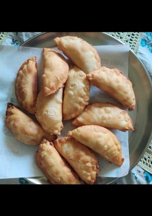 गुजिया (gujiya recipe in Hindi) रेसिपी मुख्य फोटो