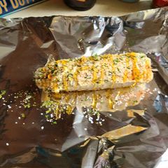 A picture of Corn on the cob grilled or baked.